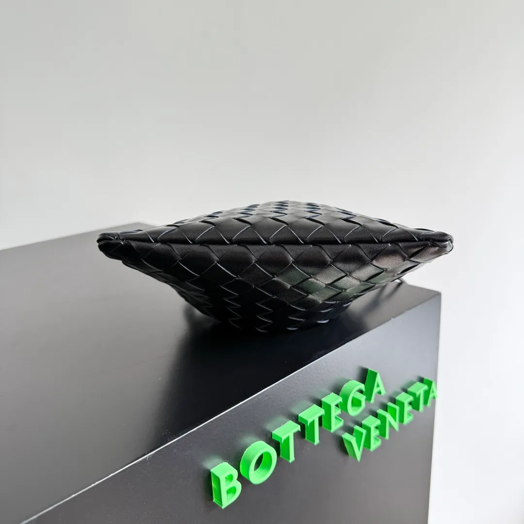 Batch 1400 BOTTEGA VENETA DUSTBAG mini size is officially launched📣📣. It still continues the classic weaving process. The lazy and casual feeling presented by the drawstring pockets is not too suitable for summer. The small back body is light and convenient. It is enough to carry lipstick and tissues when going out every day. It is not easy to make mistakes with any clothes. The shoulder strap has a buckle and pull-out design, which can be adjusted to unlock multiple carrying methods. Style number: 816987 Size: 21*16.6*1cm